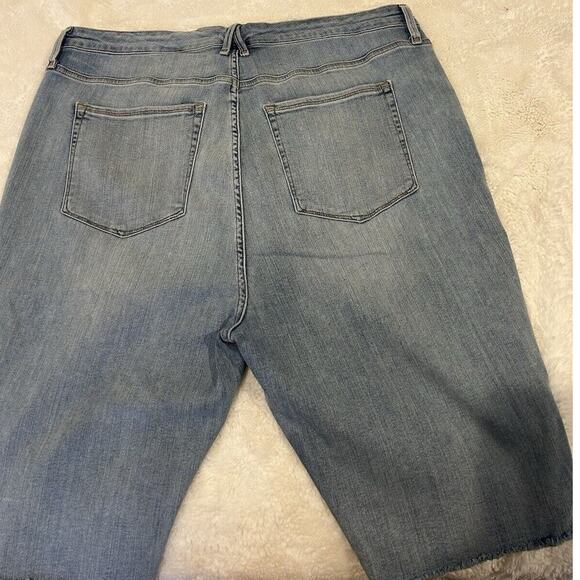 NWT Good American ‘90S Bermuda Distressed Denim Jean Shorts Plus Women's Size 20 - Picture 4 of 6